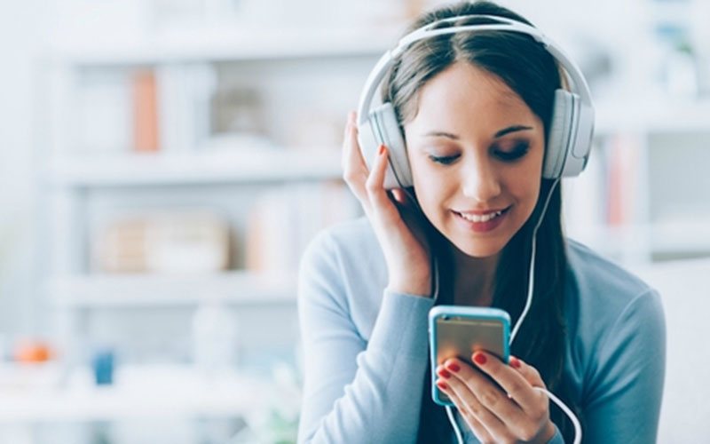 Việc sử dụng tai nghe quá thường xuyên rất dễ gây suy giảm thính giác và những hệ lụy không tốt cho sức khỏe. Tuy nhiên, vì sử dụng để hỗ trợ cho công việc nhiều người phải sử dụng tai nghe hằng ngày và trong nhiều giờ liền. Dưới đây là một số lưu ý để giúp bạn bảo vệ tai nge của mình khi phải sử dụng tai nghe trong nhiều giờ liền.