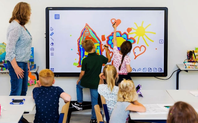 Màn hình tương tác - Giải pháp toàn diện cho lớp học thông minh