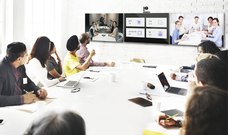 Hội nghị truyền hình sáng tạo Yealink MeetEye 800 MeetEye 800 là một giải pháp tuyệt vời cho các phòng họp và phòng hội nghị lớn. Thiết bị đầu cuối video hỗ trợ giao tiếp và chia sẻ nội dung video 4K UHD. MeetEye 800 hỗ trợ ba màn hình 4K để xem nhiều hình ảnh cùng lúc. Hệ thống hội nghị truyền hình có thiết kế mô-đun và hỗ trợ kết nối nhiều loại phụ kiện, ngoài ra còn được trang bị điều khiển từ xa. Bạn có thể điều khiển thiết bị đầu cuối video từ bất kỳ đâu trong phòng họp hoặc từ xa - lý tưởng cho các phòng hội nghị lớn.