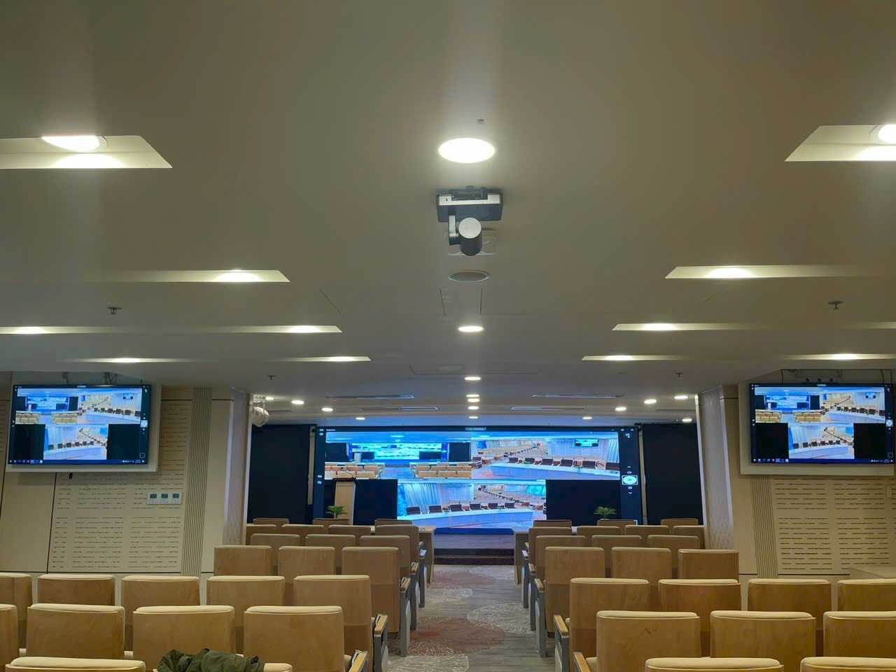 Hệ thống hội nghị truyền hình trực tuyến cho phòng họp quy mô lớn