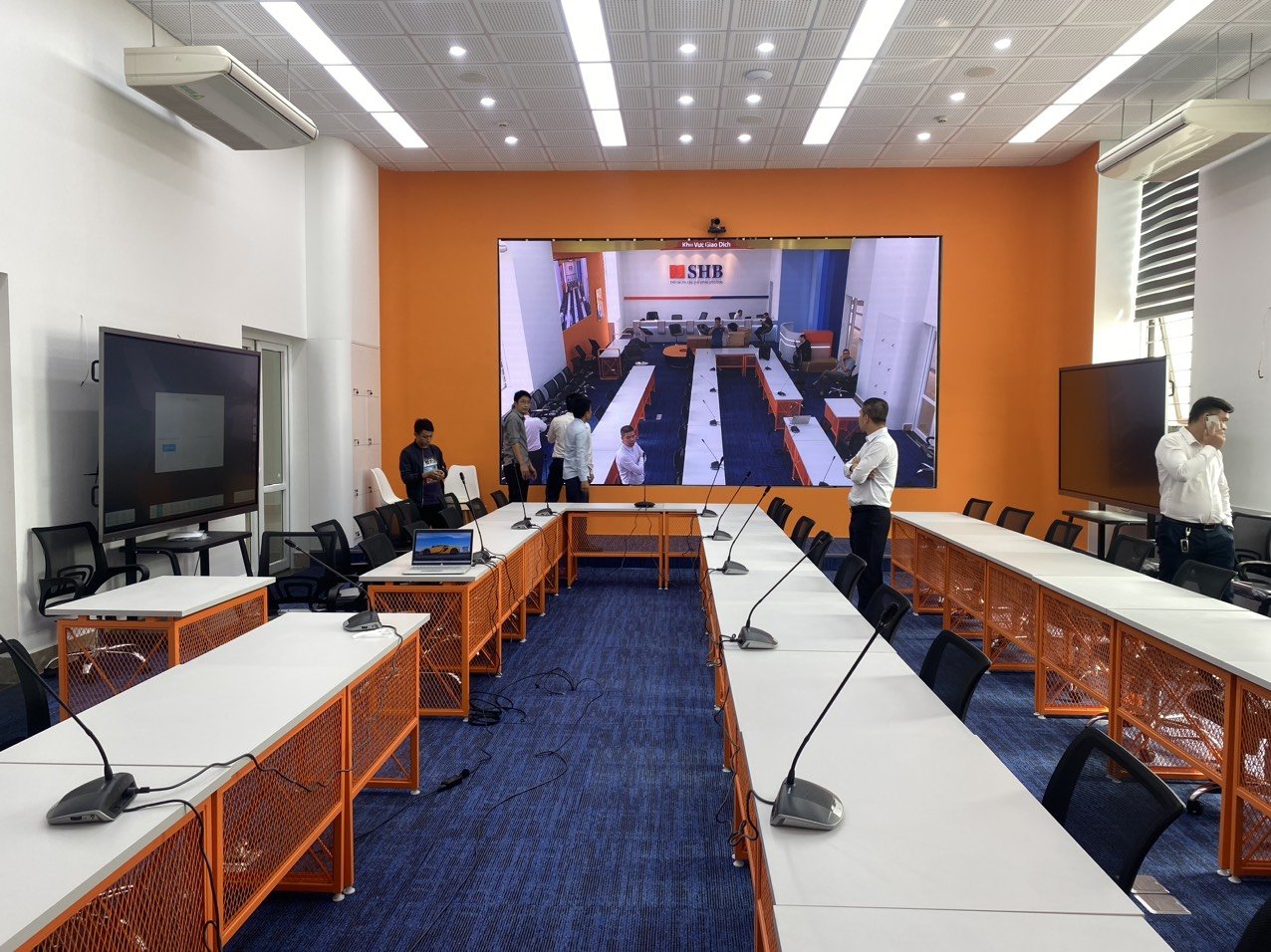 Hệ thống hội nghị trực tuyến cho cho Trung tâm thực hành Tài chính Ngân hàng SHB – VNU
